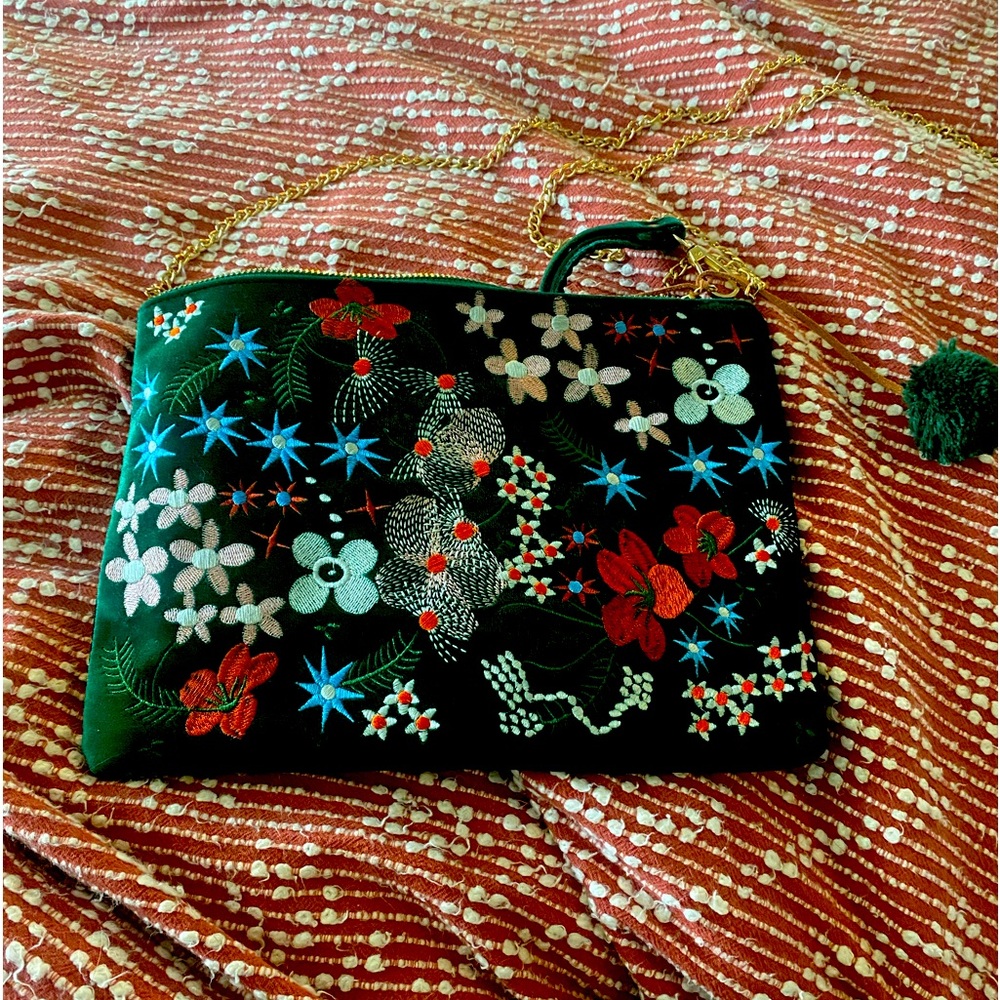 Brand new never used green velvet purse with removable shoulder chain.